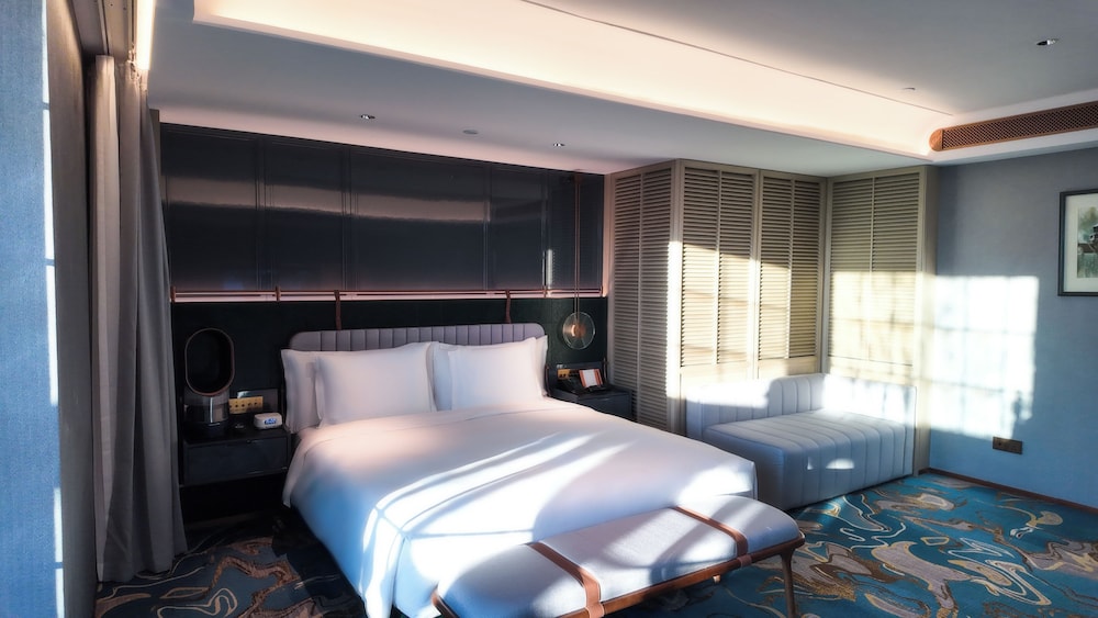 Premium Room, 1 King Bed, Balcony, City View