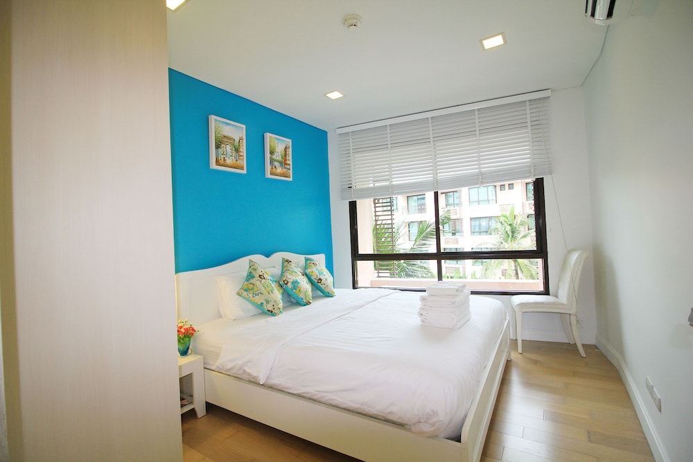 2 Bedrooms with pool view