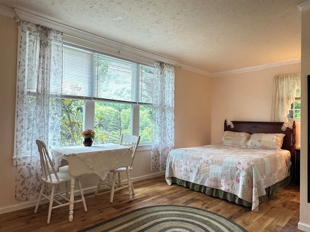 Lady Bug Romantic Studio Suite, 1 Bedroom, Mountain View photo 1
