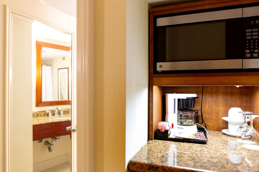 Deluxe Room, 2 Queen Beds thumbnail 5