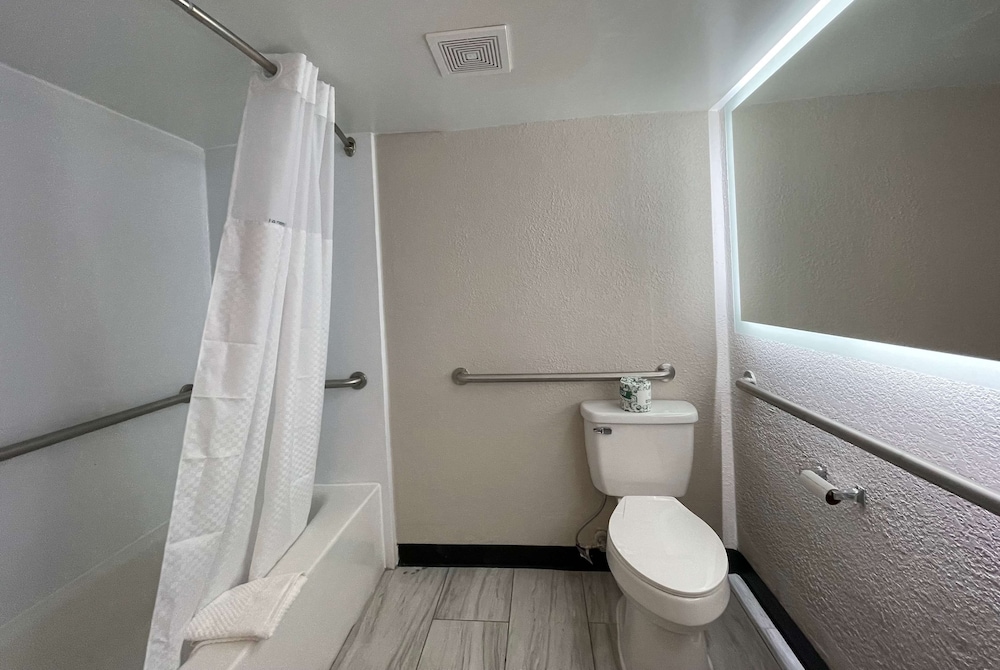 Room, 1 Queen Bed, Accessible, Non Smoking (Mobility) photo 1