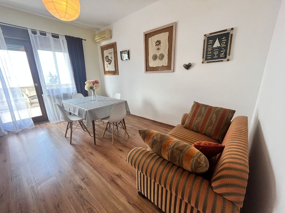 Family Apartment, 5 Bedrooms, Sea View, Beachside photo 3