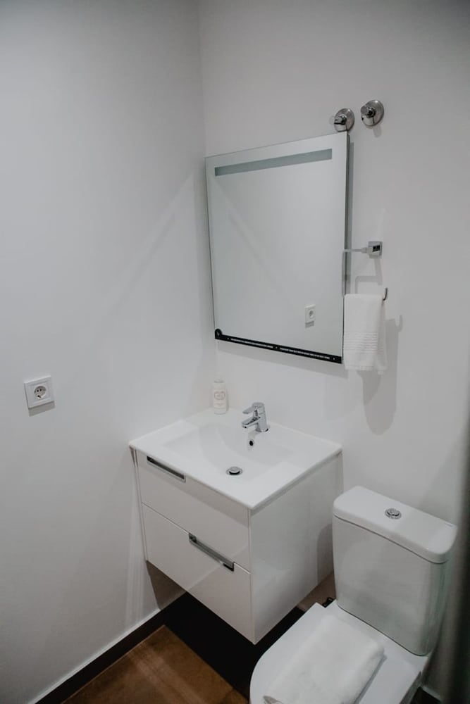 Classic Comfort King or Twin Room - Photo 20
