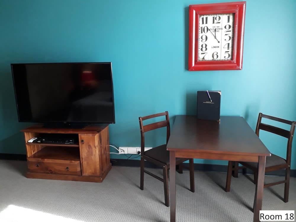 Room 18: Queen Supreme Room with 50 inch Smart TV located on First Floor photo 3