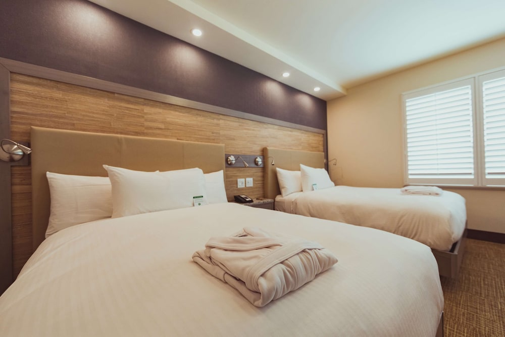 Room, 2 Queen Beds, Accessible (Mobility & Hearing, Roll-in Shower) photo 3