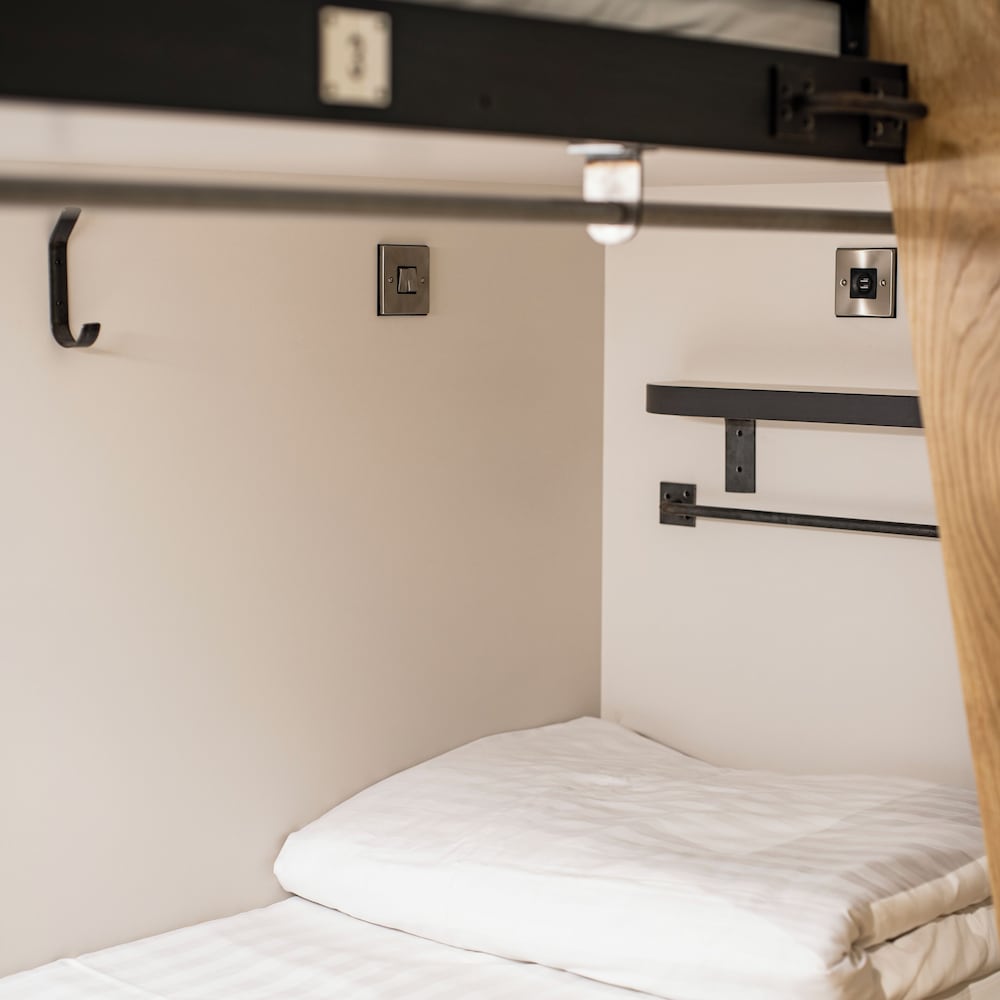 4 Pod Private Dorm photo 3