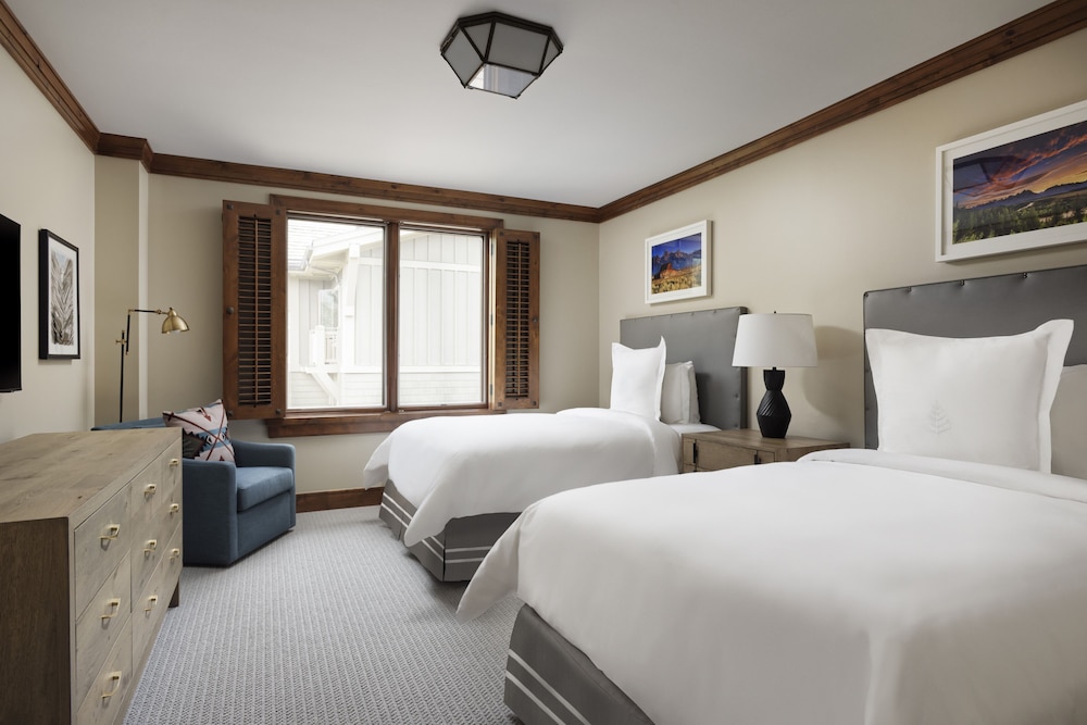 Room, 2 Bedrooms, Non Smoking, Mountain View (Resort Residence 1 King 2 Double) at Four Seasons Resort Jackson Hole in Teton Village