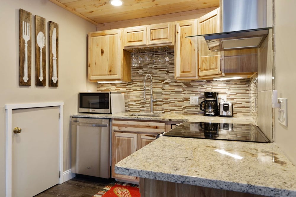 Condo (The Danbury) photo 2