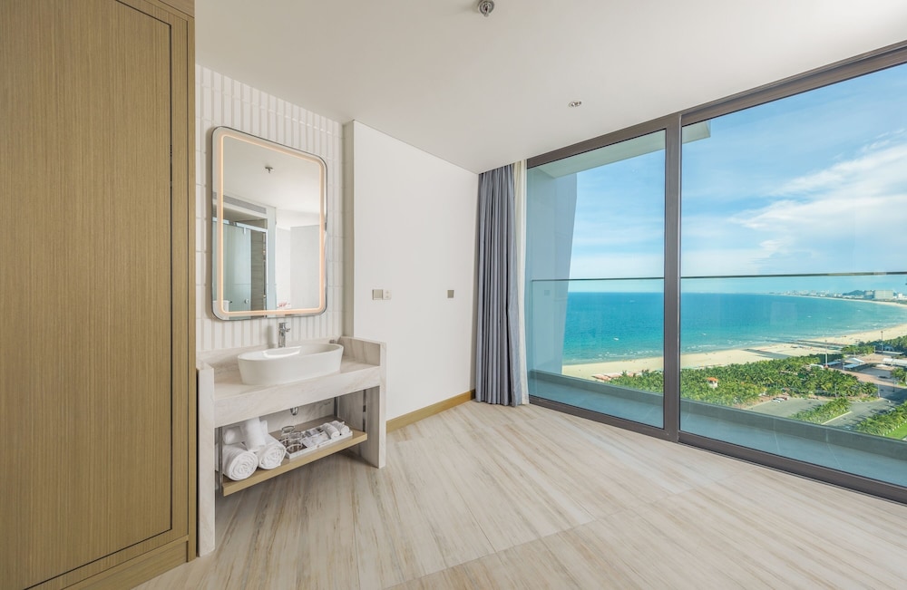 Deluxe Double Room, Partial Ocean View and City View - Photo 4