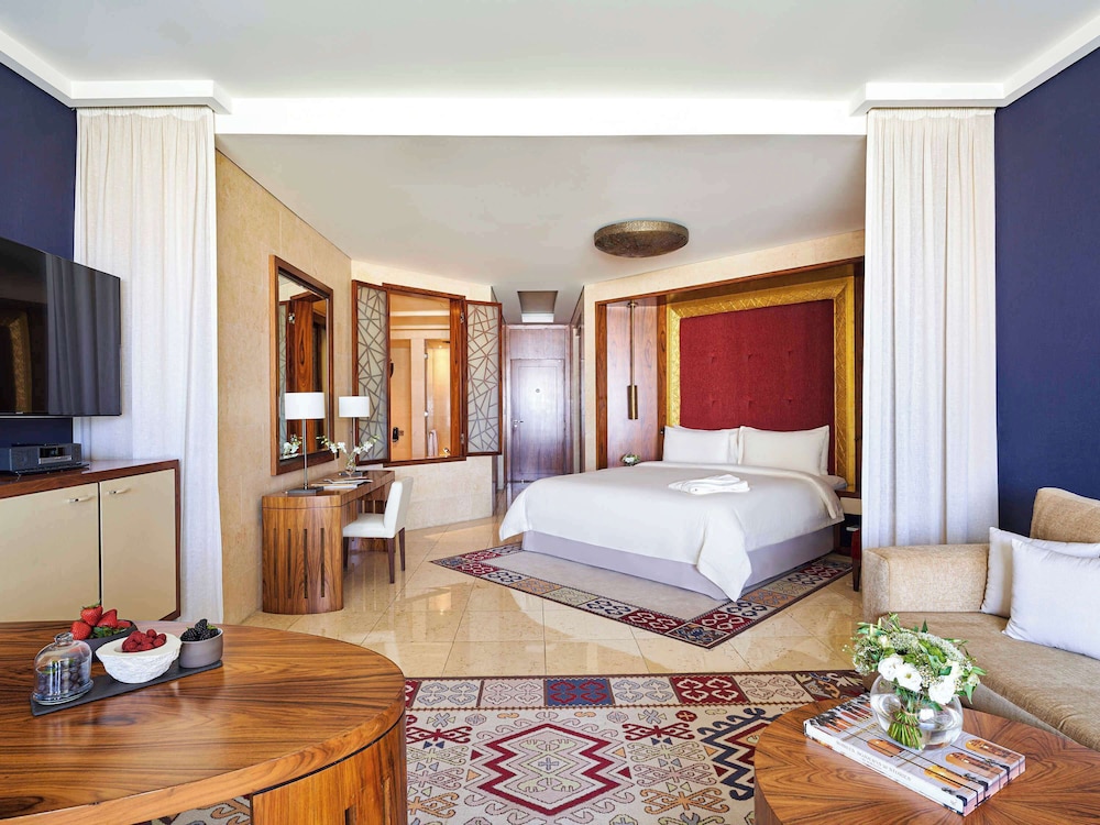 Raffles, Club Room, 1 King Bed - Photo 6