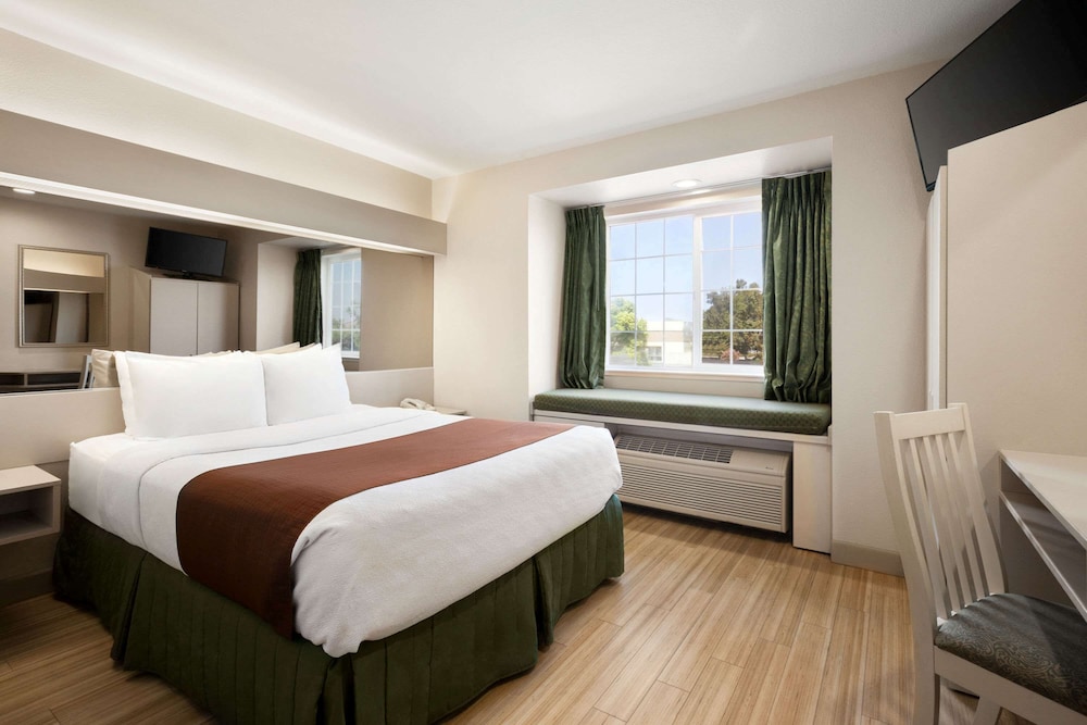 Standard Room, 1 Queen Bed - Photo 5