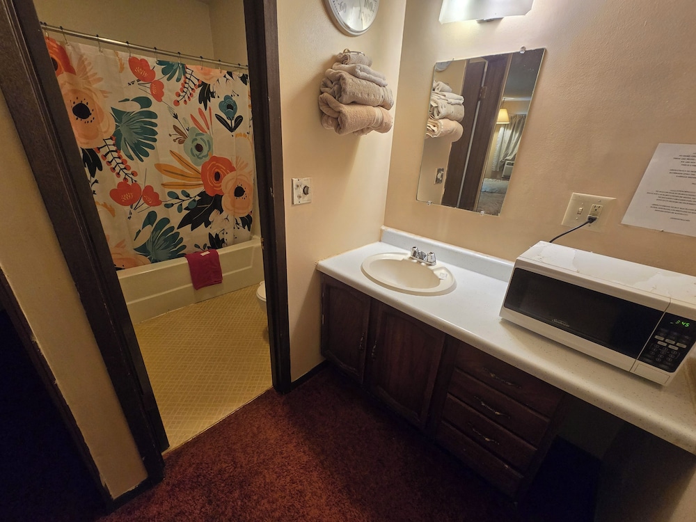 Room, 2 Queen Beds, Non Smoking - Photo 11