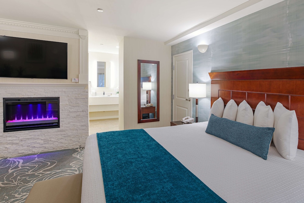 Suite, 1 King Bed, Non Smoking, Kitchen (Living Room;Oversized Room) - Photo 4