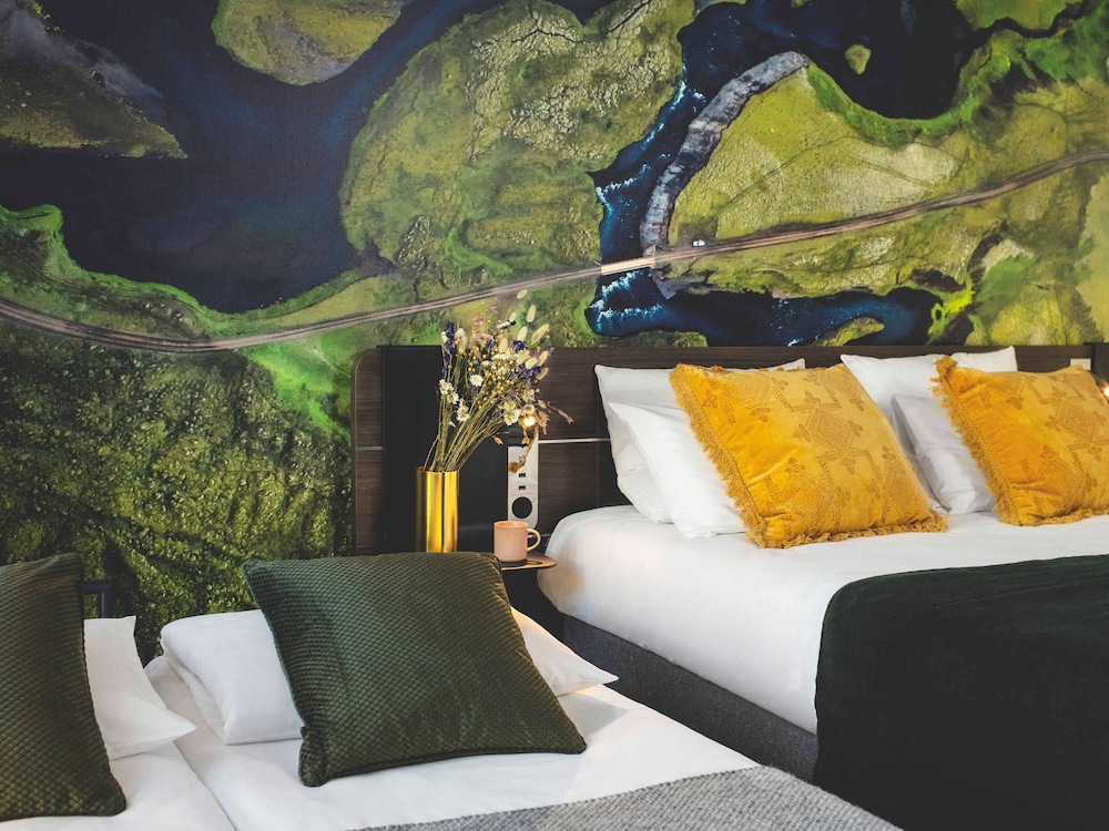 Family Room, 1 Queen Bed with Sofa bed thumbnail 5
