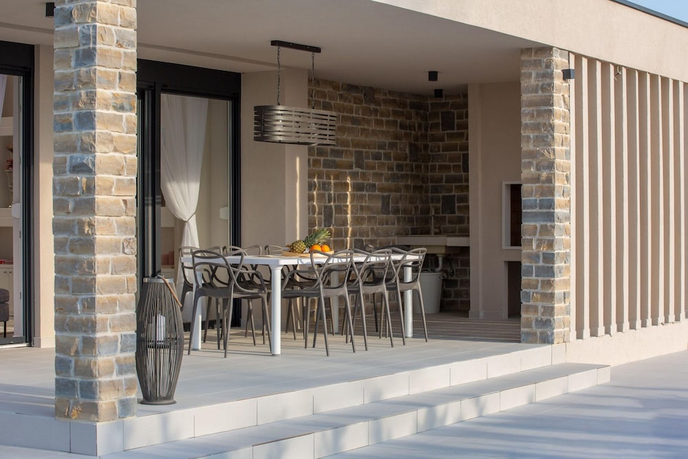 Villa photo 2