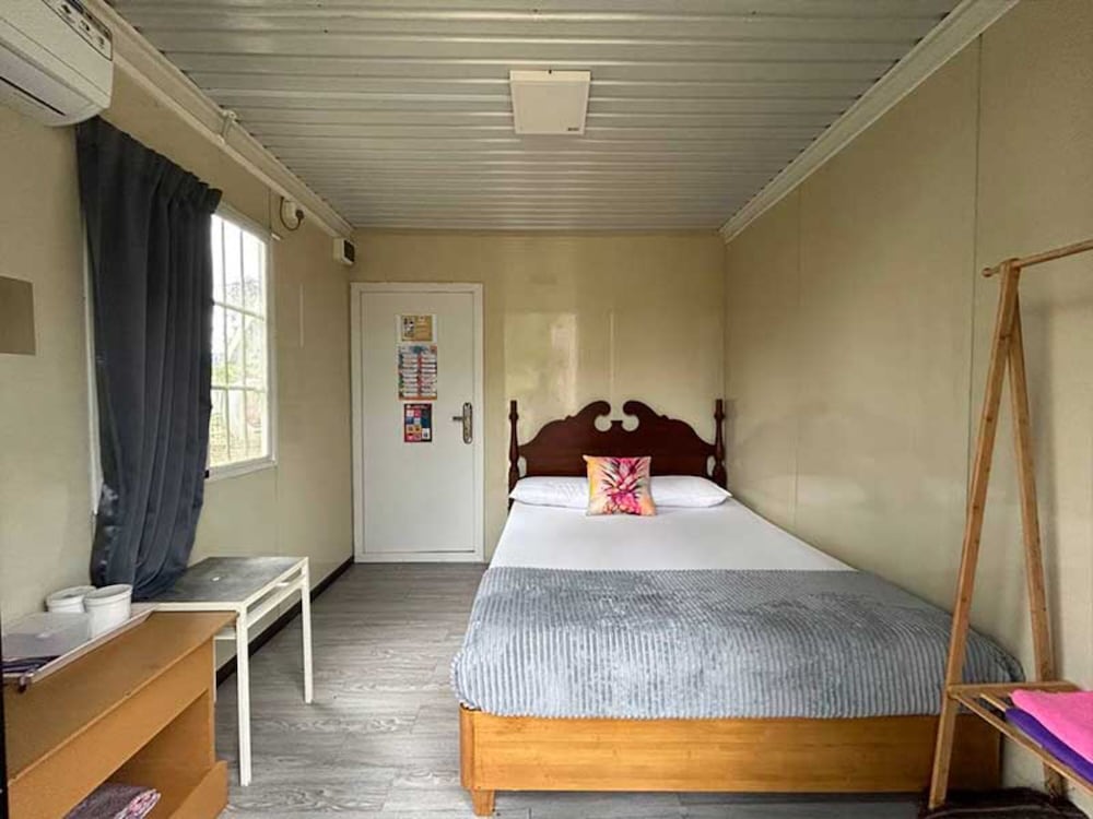 Romantic Double Room, 1 Queen Bed, Shared Bathroom, River View photo 2