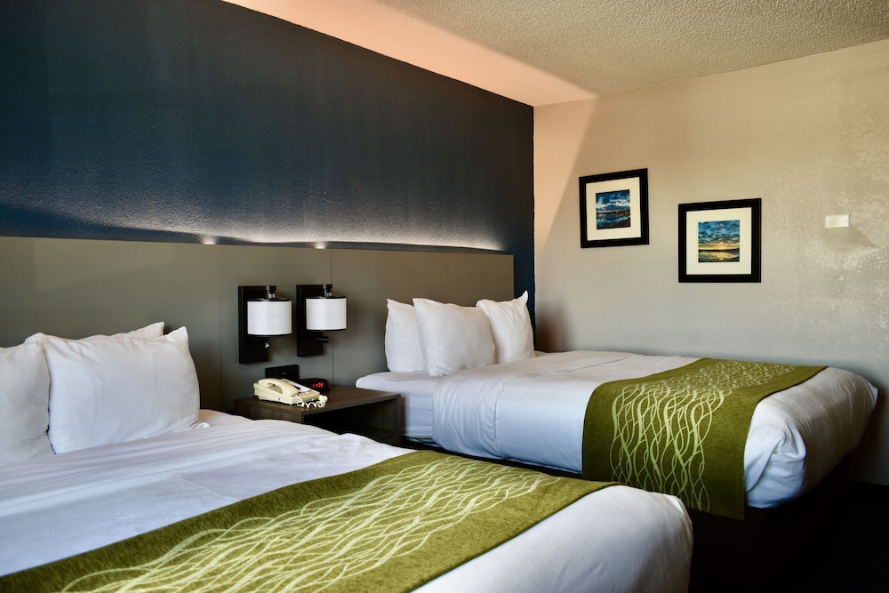 Suite, Non Smoking (2 Queen Beds & 1 Sofa Bed) - Photo 3