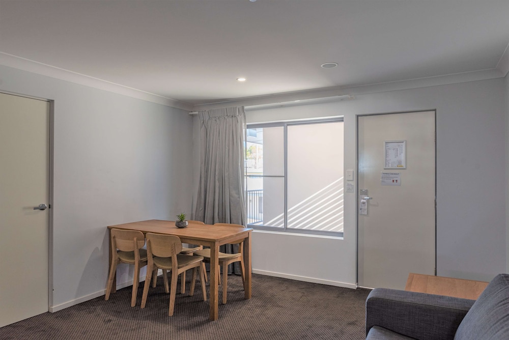Family Suite, 1 King Bed, Non Smoking, Kitchenette (with Sofabed) photo 3