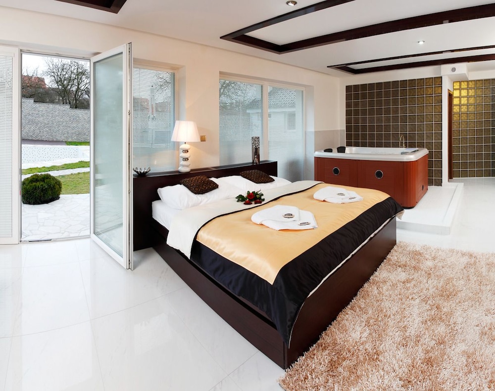 Superior Double Room, Hot Tub, Pool View