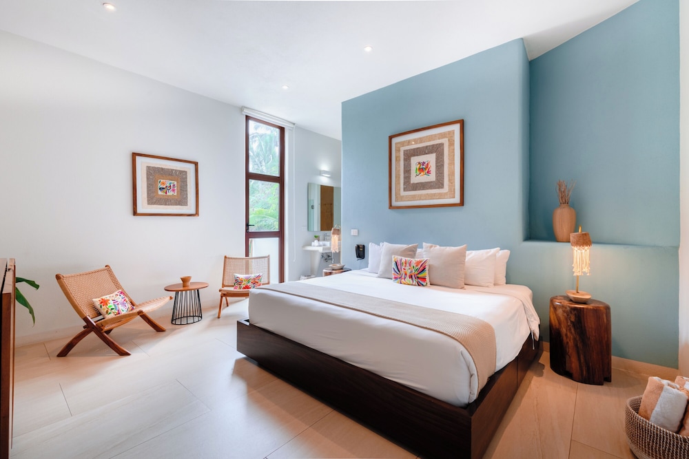 Deluxe Room, 1 King Bed, Private Bathroom photo 2