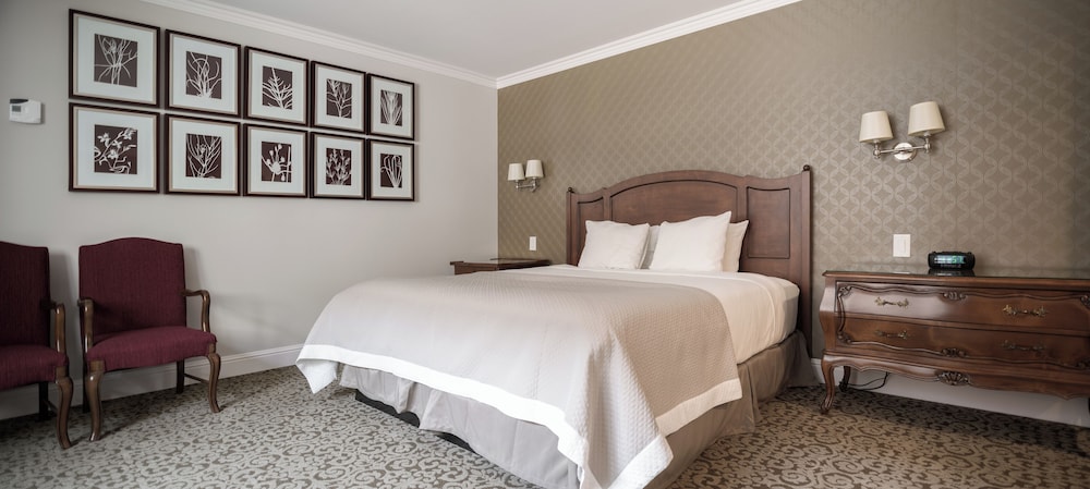 Deluxe Room, 1 King Bed, Mobility Accessible, Courtyard View photo 2