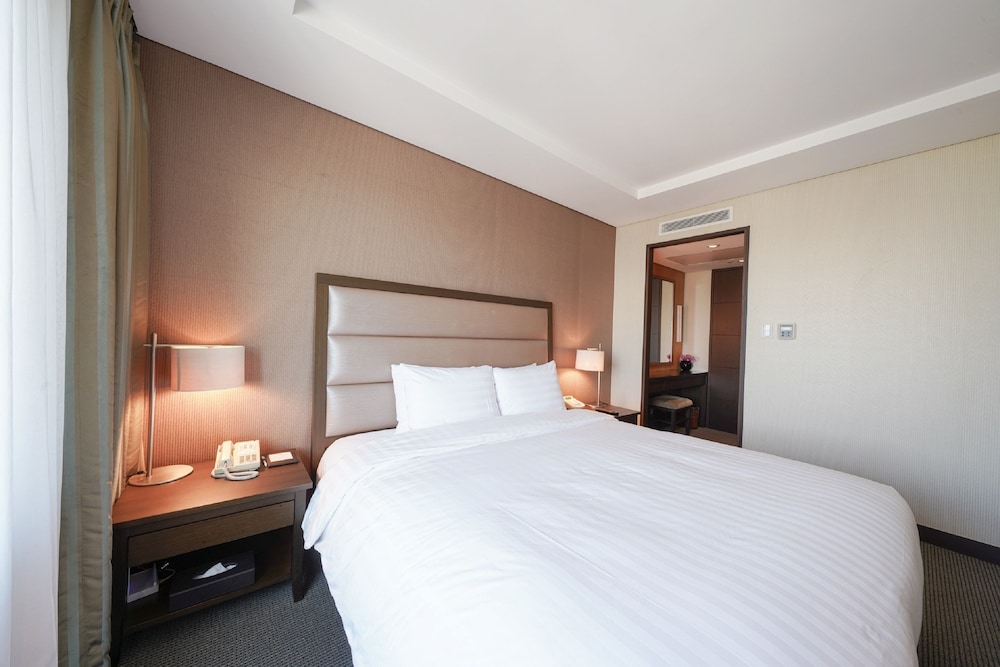 Junior Suite, 1 King Bed - Photo 3
