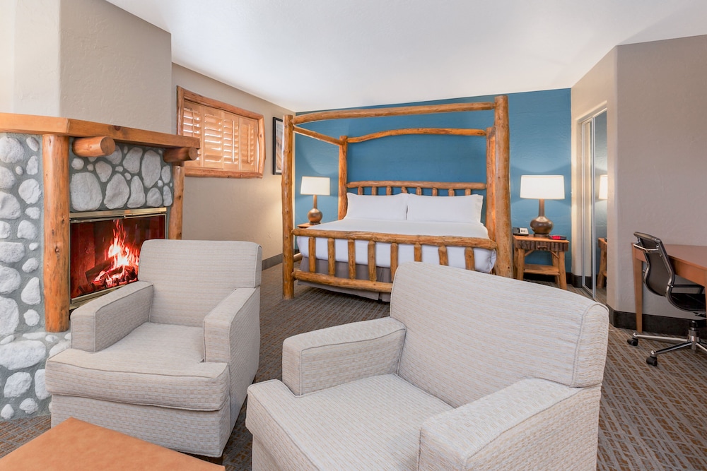 Suite, 1 King Bed, Jetted Tub (High Floor) photo 1