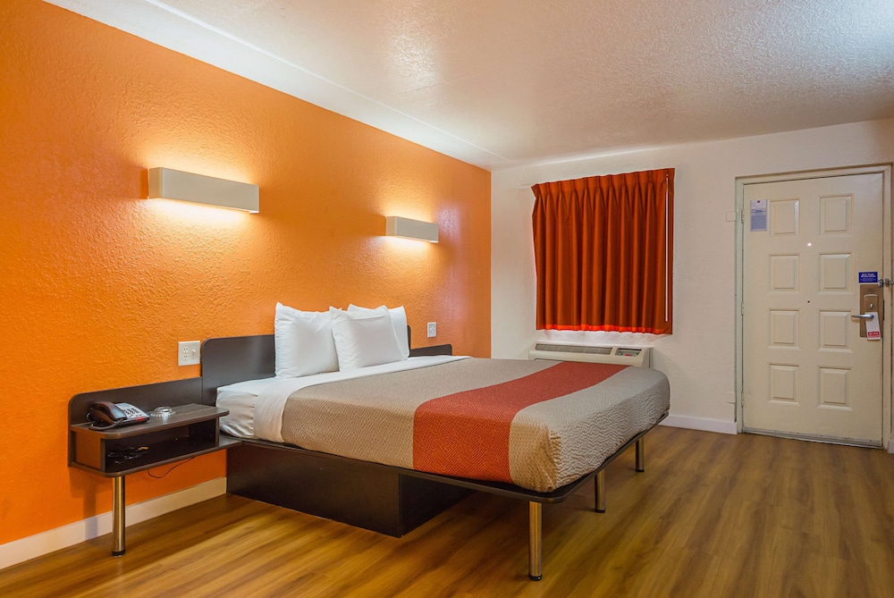 Standard Room, 1 King Bed, Accessible, Non Smoking - Photo 10