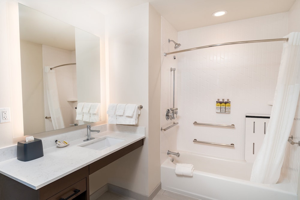 Suite, 2 Bedrooms, Accessible Bathtub, Kitchen (Mobility) - Photo 5