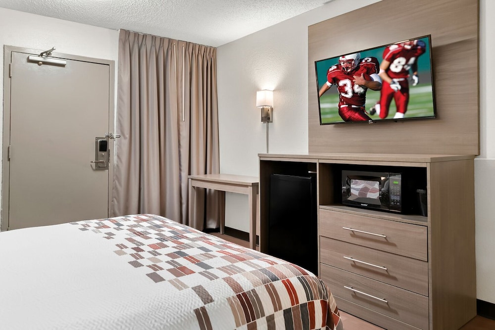 Superior Room, 1 Queen Bed, Non Smoking (Ada, Roll-In Shower) - Photo 2