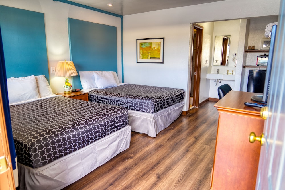Basic Room, 2 Queen Beds, Non Smoking