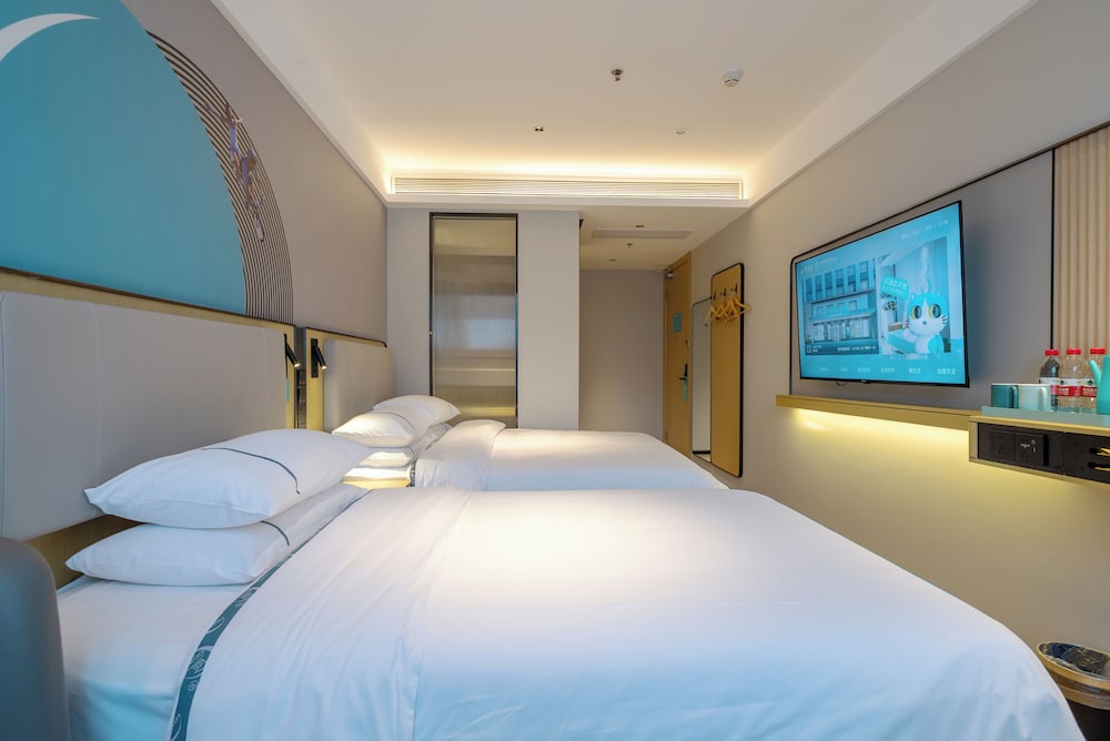 Superior Triple Room, City View photo 2