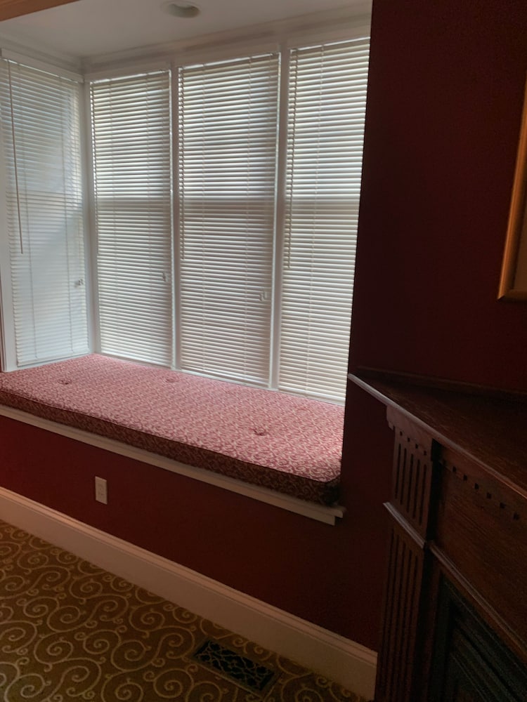 Burgundy Suite photo 2