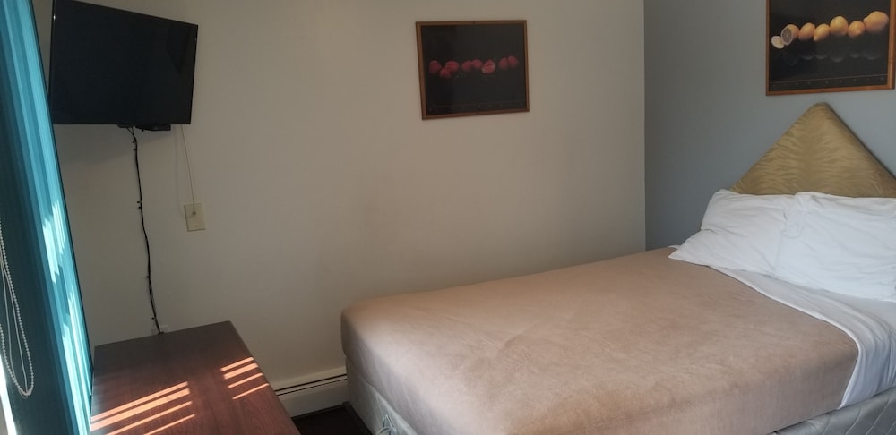 Basic Room, 2 Queen Beds photo 3
