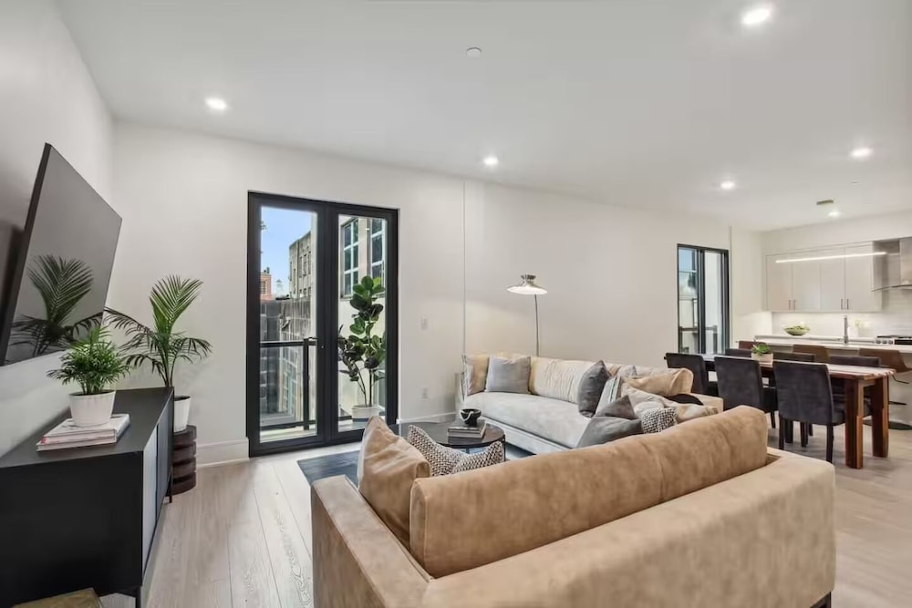 Grand Apartment, 5 Bedrooms, Balcony