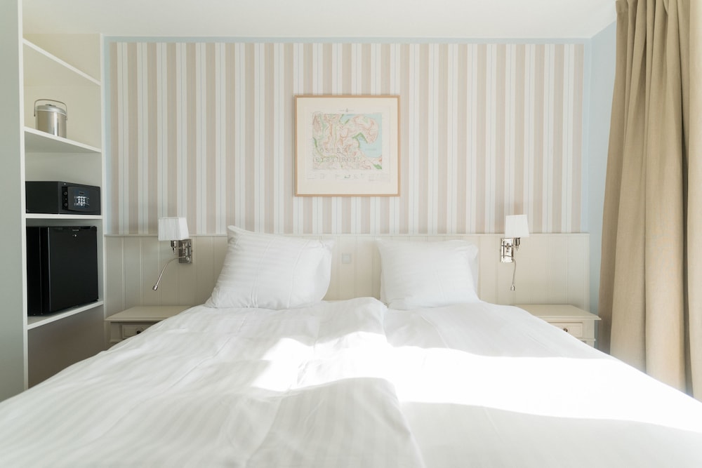 Superior Double Room, 1 King Bed, Partial Sea View photo 1
