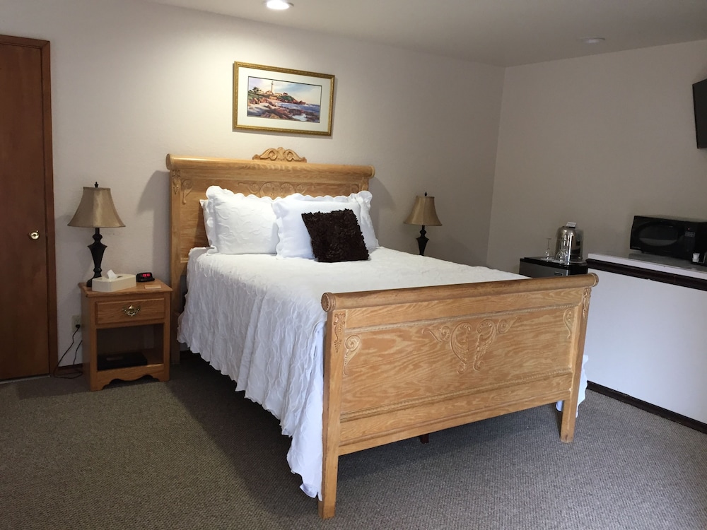 Basic Room, 1 Queen Bed photo 2
