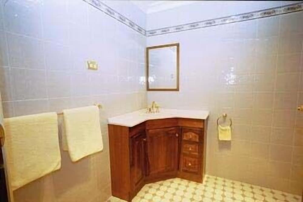 9 Bedroom House: 1 king, 3 queen, 1 double and 8 single beds -  Two Night Stay photo 1