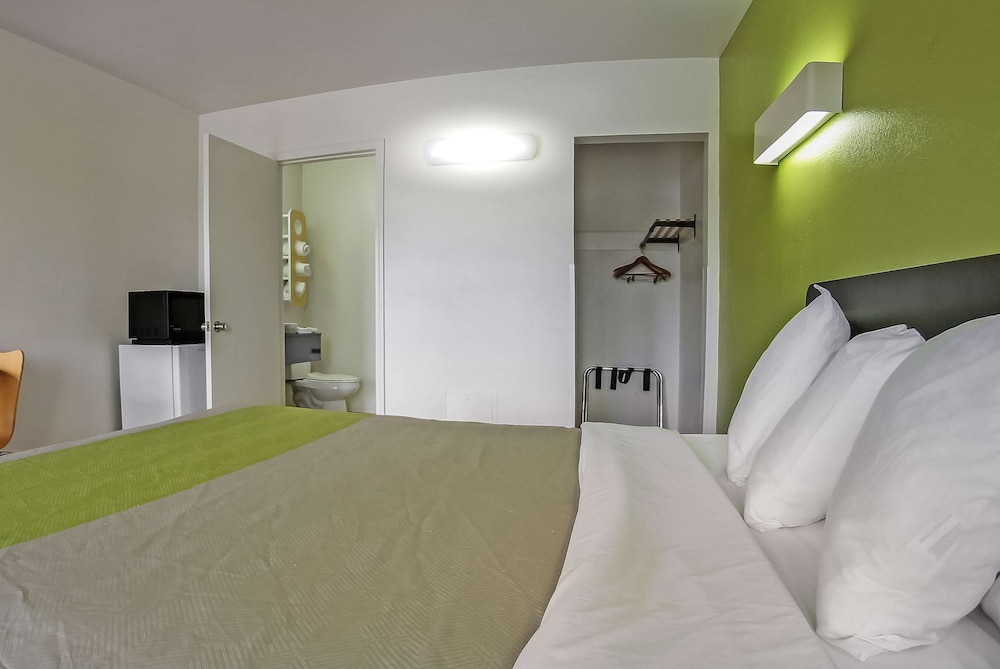 Deluxe Room, 1 King Bed, Non Smoking, Refrigerator & Microwave - Photo 4