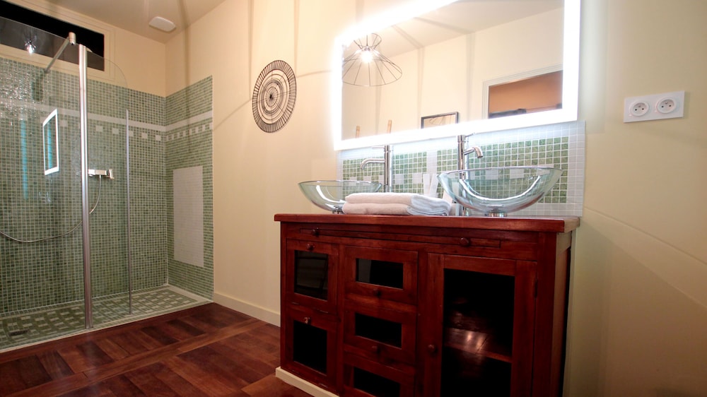Room (Baudelaire) photo 2