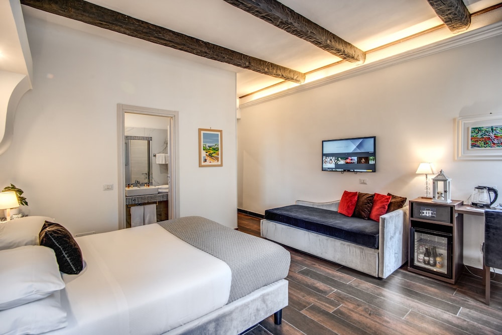 King Suite with Jacuzzi (Separate Building_located in Via Sistina, 36) photo 2