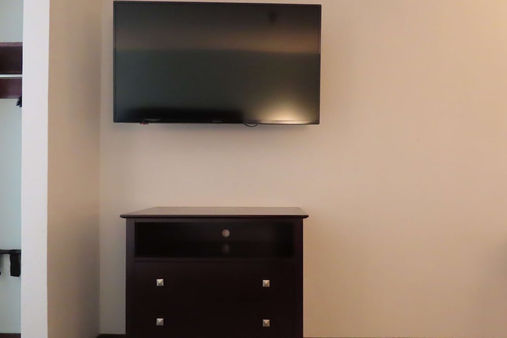 Standard Room, 1 King Bed, Accessible, Refrigerator & Microwave - Photo 2