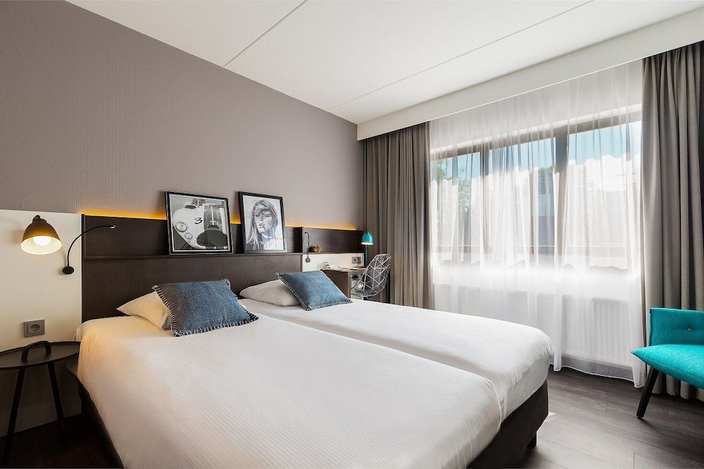 Comfort Room, 1 Queen Bed, Lake View photo 3