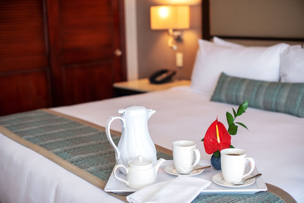 Junior Suite, 1 King Bed, Kitchenette, Oceanfront