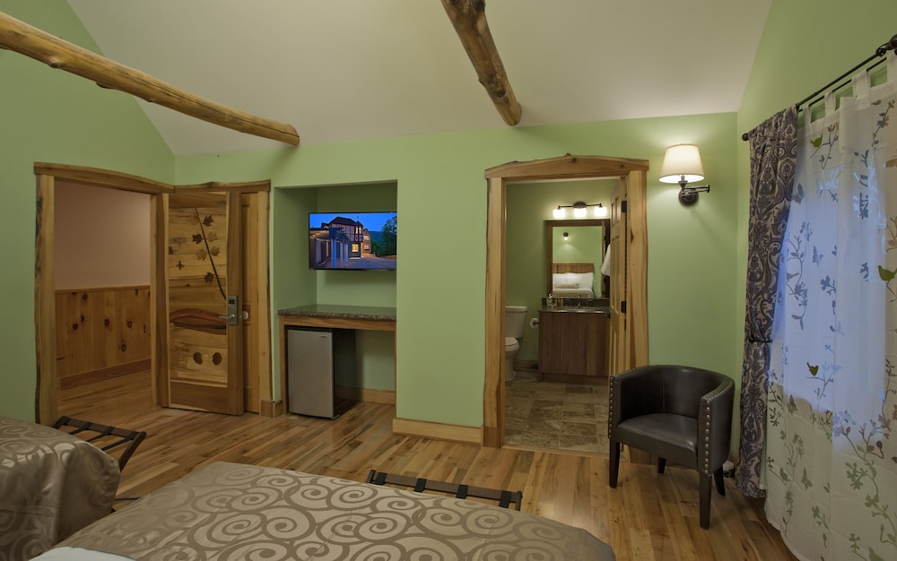 Standard Room, 2 Double Beds, Non Smoking (Butterfly Room) photo 2