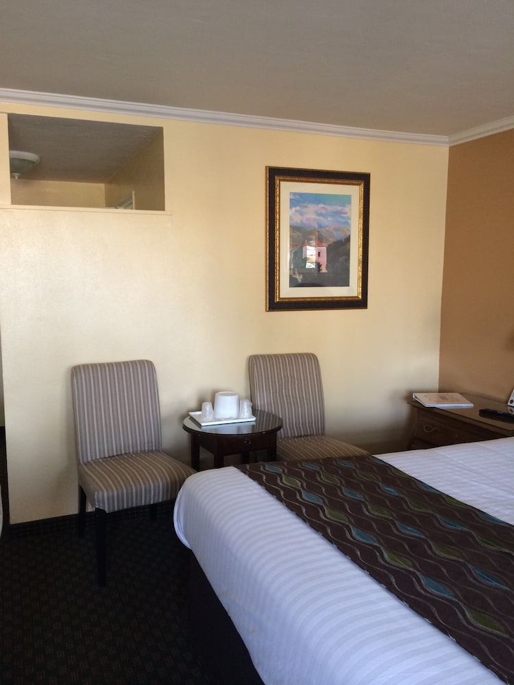 Standard Room, 1 King Bed photo 2