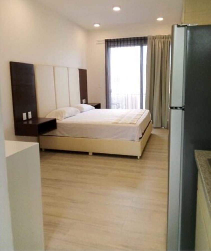 Basic Studio, 1 King Bed photo 2