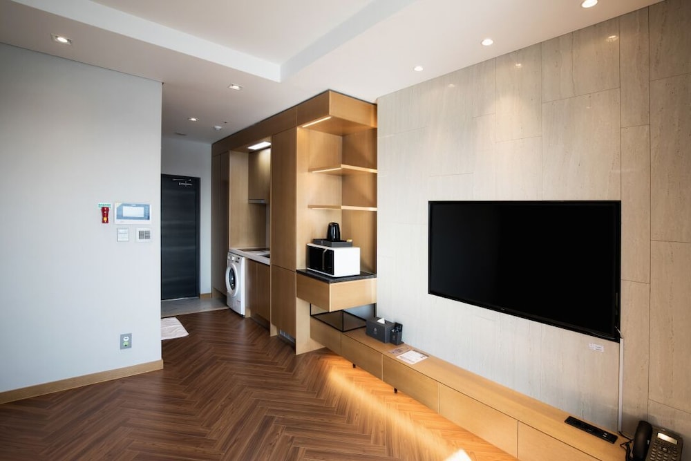 Royal Suite, Lake View (Partial Ocean+Lake View) - Photo 5