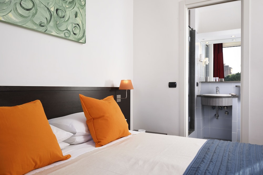 Standard Double or Twin Room, Ensuite (City View) photo 3