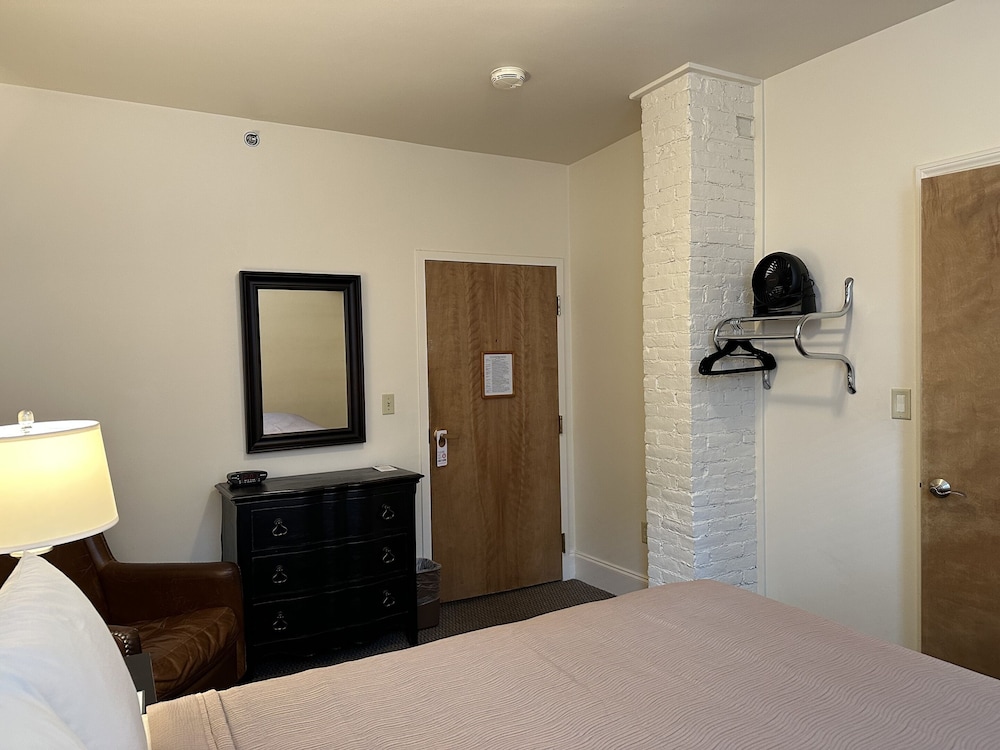 Standard Double Room, Accessible, Ensuite (ADA Compatible Queen Room) photo 3